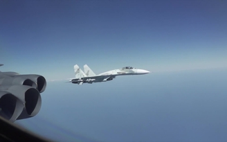 Mỹ chỉ trích Su-27 Nga bay cắt mặt cách B-52 chỉ 30 m