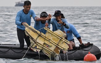 Indonesia xác định vị trí 2 hộp đen máy bay rơi