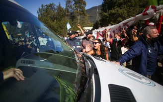 Người biểu tình tấn công xe chở Tổng thống Argentina