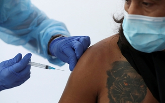 Bác sĩ tiêm vắc xin ngừa virus Corona của chó cho nhiều người