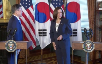 Phó tổng thống Mỹ chùi tay vào áo sau khi bắt tay Tổng thống Hàn Quốc
