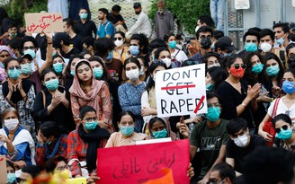 Thủ tướng Pakistan nói phụ nữ bị cưỡng hiếp vì mặc 'ít quần áo'