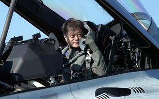Tổng thống Hàn Quốc lái chiến đấu cơ đến triển lãm quốc phòng