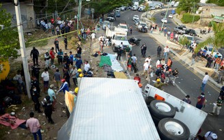 Xe tải nhồi nhét di dân trong thùng xe bị lật, ít nhất 49 người thiệt mạng