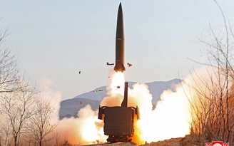Triều Tiên phóng hai tên lửa từ tàu lửa