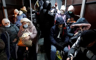 Xung đột miền đông Ukraine leo thang, hàng chục ngàn người di tản sang Nga