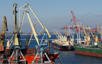 Ukraine tịch thu 10 tàu của Nga tại Odessa
