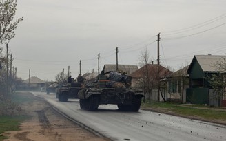 Ukraine nói trận chiến Donbass đã bắt đầu, hàng loạt vụ nổ lớn dọc tiền tuyến