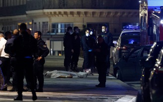Xe hơi lao vào cảnh sát tại Paris, hai người thiệt mạng