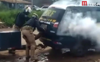 Cảnh sát Brazil nhốt người vào thùng xe và xả khói