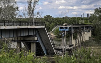 Nga phá hủy cầu, Ukraine chỉ còn một đường ra khỏi Severodonetsk