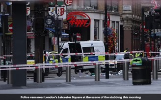 Hai cảnh sát bị đâm dao tại London