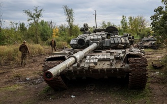 Ukraine thu được hàng trăm xe tăng của Nga bỏ lại