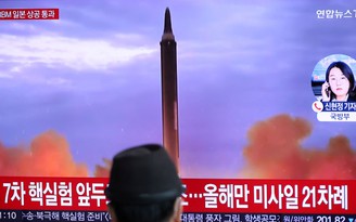 Tàu sân bay Mỹ quay lại Hàn Quốc, Triều Tiên phóng tên lửa quỹ đạo bất thường