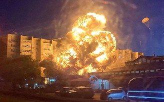Tiêm kích bom Su-34 của Nga rơi xuống làm cháy tòa chung cư