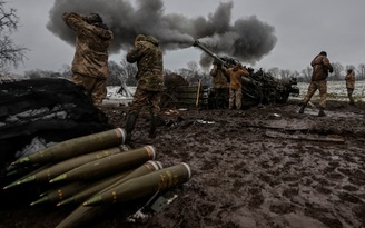 Kho đạn pháo quyết định ưu thế xung đột Nga - Ukraine