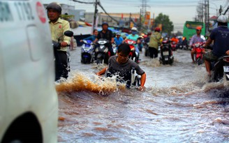 TP.HCM: Mùa mưa đến sớm, hệ thống thoát nước bị lấn chiếm