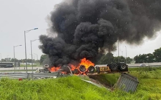 Hưng Yên: Xe đầu kéo bốc cháy trên cao tốc Hà Nội - Hải Phòng
