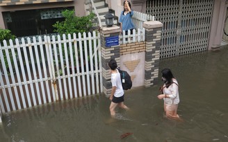 Sau bão số 3, nhiều tuyến phố ở Hải Phòng ngập trong biển nước