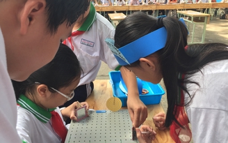 Học sinh thích thú với tiết học trải nghiệm tích hợp kiến thức liên môn