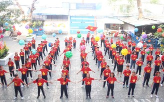Học sinh 'tiếp sức' đội tuyển bóng đá Việt Nam