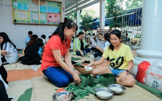 Học trò tập gói bánh chưng