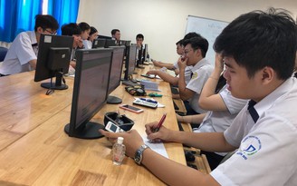 Học sinh thích thú với hình thức kiểm tra trên máy tính