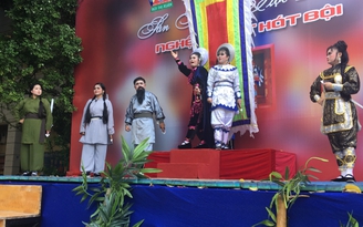 Dạy học sinh diễn hát bội