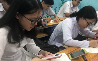 Học sinh làm bài kiểm tra trực tuyến trên điện thoại