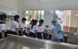 Học sinh Việt ăn bán trú kiểu Nhật