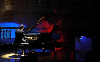 Vừa sử dụng đàn piano nổi tiếng thế giới vừa nhận thưởng hàng trăm triệu đồng