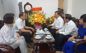 Chủ tịch UBND TP.HCM Phan Văn Mãi thăm gia đình nhà giáo ưu tú