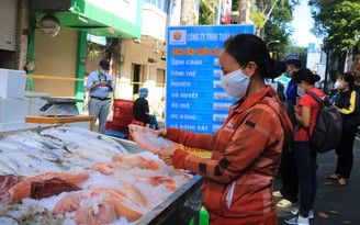Người dân Q.5 TP.HCM được đi chợ dã chiến trên đường: 'Tự lựa cá tôm, rau củ rất sướng!'