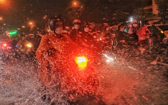 TP.HCM mưa lớn chiều đến tối: Nước tràn bật cả nắp cống, đường Phạm Văn Đồng mênh mông