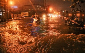 Đường Trần Xuân Soạn ‘thành sông’ vì mưa, triều cường: Người dân dắt xe ‘oải quá oải’