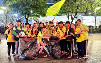 Trung tâm TP.HCM đầy rác đêm đón năm mới 2023: Lao công vất vả và hành động đẹp của người trẻ