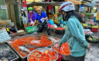 23 tháng chạp: Người dân ở TP.HCM dậy sớm đi chợ mua cá chép tiễn ông Táo