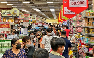 Đêm 29 tết, người dân TP.HCM đông nghẹt nơi siêu thị: ‘Sắm cho kịp tết’