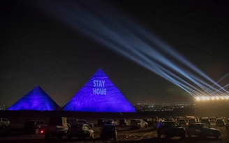 Nhuộm xanh Kim tự tháp Ai Cập nhân Ngày Di sản Thế giới