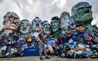 Nghệ sĩ Anh điêu khắc chân dung lãnh đạo G7 từ rác điện tử