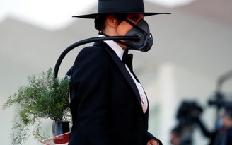 Nữ diễn viên Brazil 'gây sốt' với hình ảnh đeo mặt nạ dưỡng khí dự LHP Venice