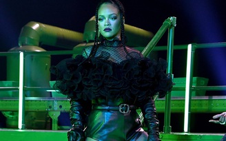 Cựu thiên thần nội y Victoria’s Secret khoe dáng trong show thời trang của Rihanna