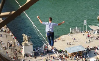 Nghệ sĩ Pháp trình diễn ngoạn mục màn đi trên dây từ tháp Eiffel qua sông Seine