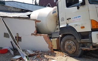 Hai người thoát chết kỳ diệu khi xe bồn bê tông ủi sập nhà ở Đà Lạt
