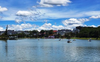 Phải di dời phương tiện hoạt động du lịch trái phép ở hồ Xuân Hương