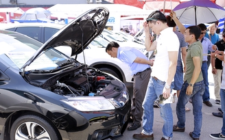 Người Hà Nội đi chợ mua xe cuối tuần