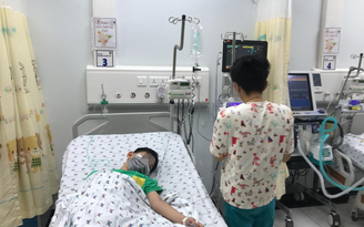 Hai trẻ bị suy hô hấp nặng, tổn thương gan do sốc sốt xuất huyết