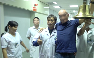 Bệnh nhân Hà Lan tặng chuông cho bác sĩ Việt sau khi chiến thắng ung thư