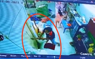 Xích mích trong buôn bán, người đàn ông đuổi chém người phụ nữ trong chợ Xích mích trong buôn bán, người đàn ông đuổi chém người phụ nữ trong chợ