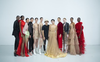 Khánh Linh diện đầm mạ vàng 24k kết show Trần Hùng tại London Fashion Week